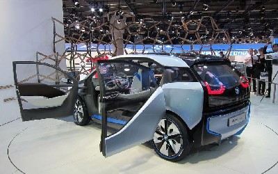 BMW STREAMS I3 UNVEILING, dealers condemn online sales decision